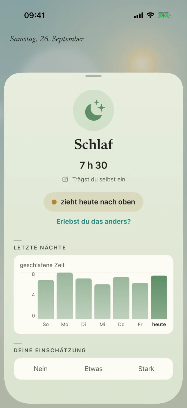 Schlaf im Detail: sieben Stunden dreißig, der Hinweis „zieht heute nach oben“ und ein Balkendiagramm der letzten Nächte.