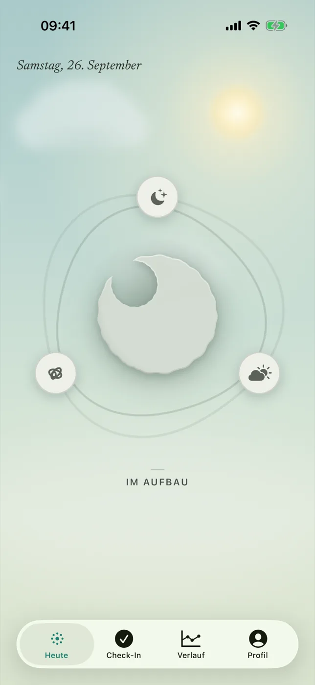 Startfläche der App: ein Himmel zur Tageszeit, in der Mitte die Scheibe, die den Zustand des Tages zeigt, umkreist von drei Bereichen; darunter „Im Aufbau“.